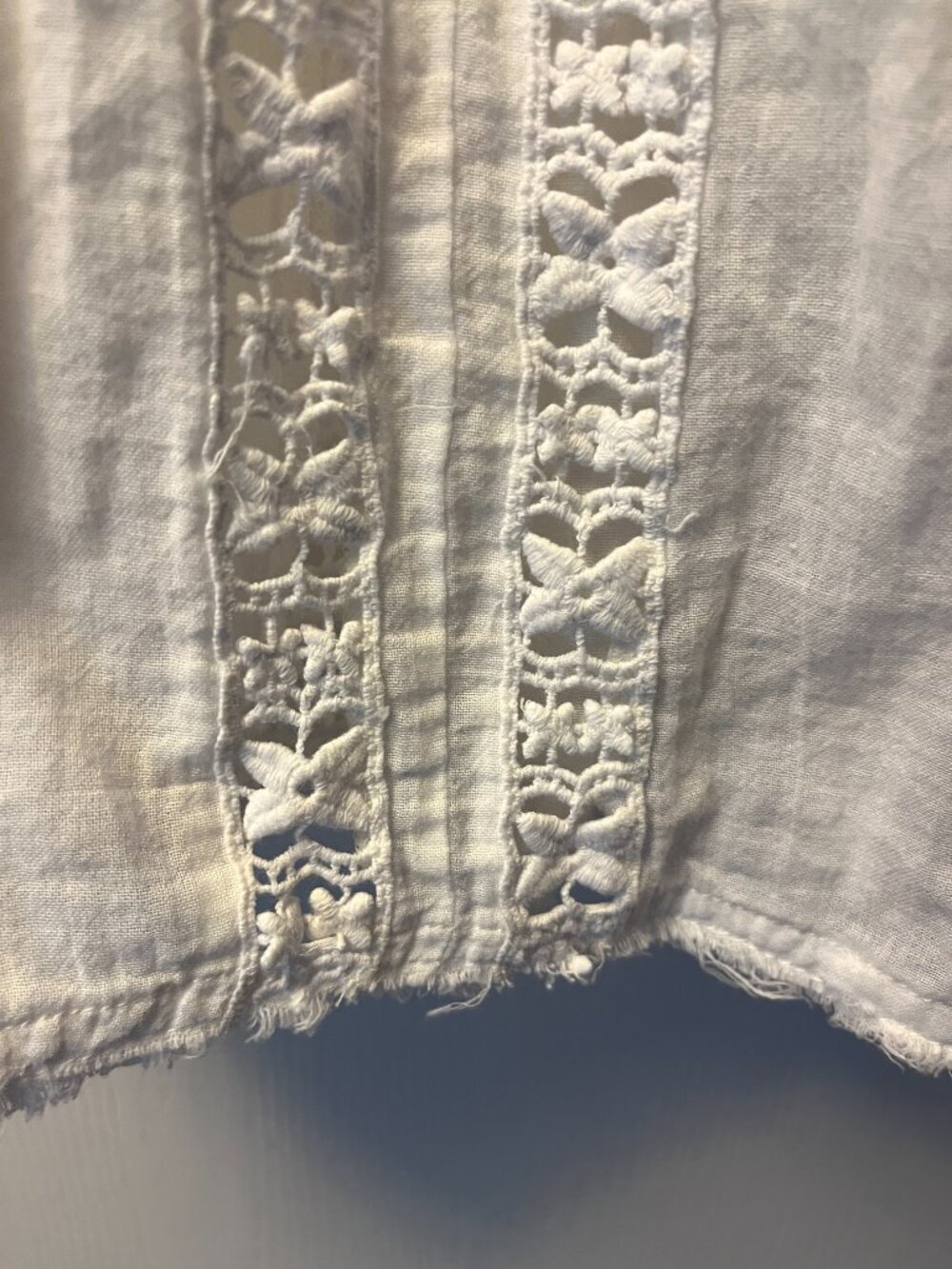 Anthropologie Eri + Ali Sz L white blouse with butterfly lace w distressed hems - Picture 4 of 11